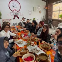 Mesa con alimentos tradicionales